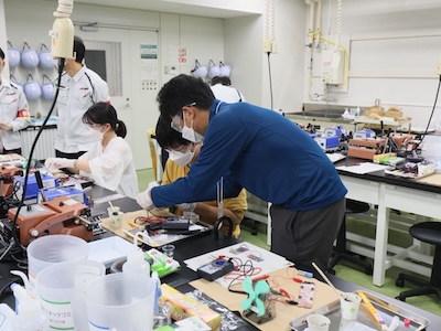 ラボ見学風景