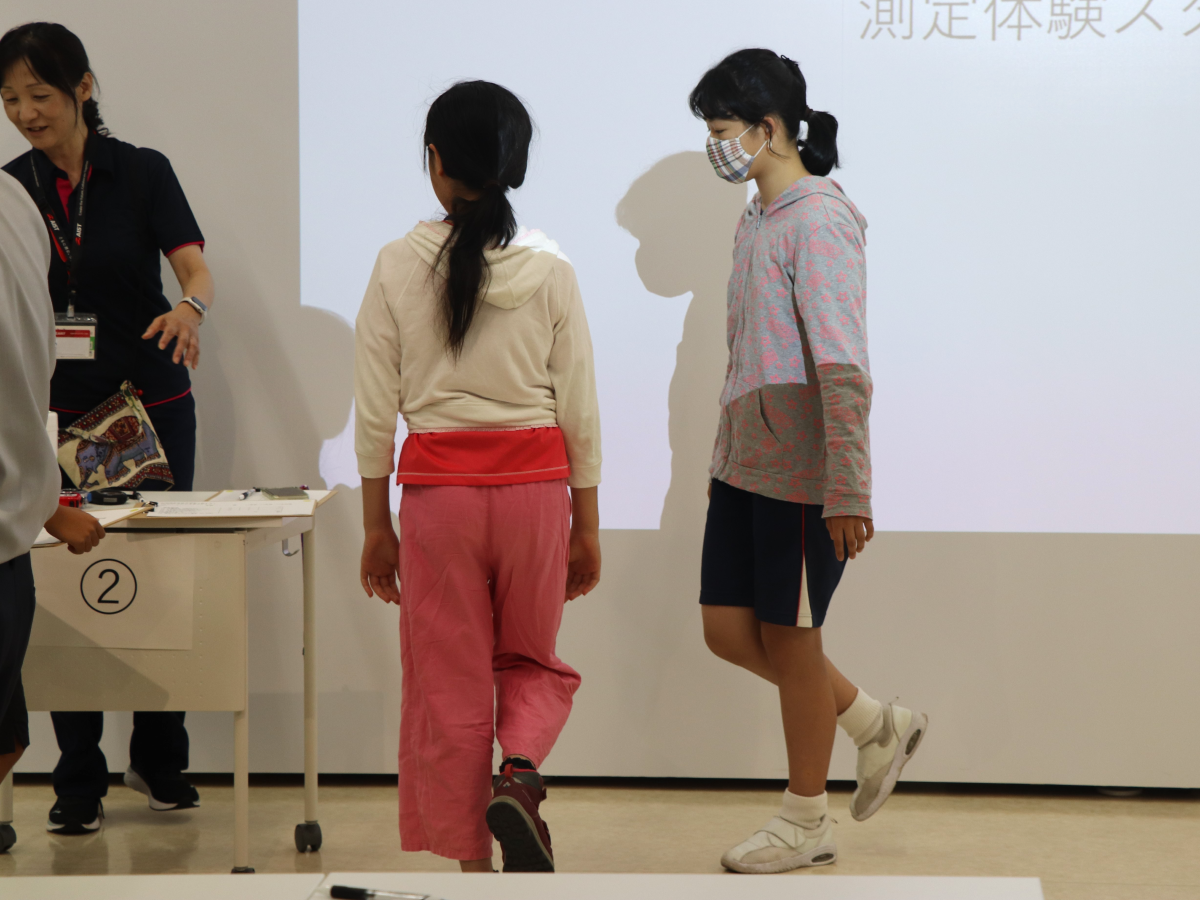体力測定　片足立ち