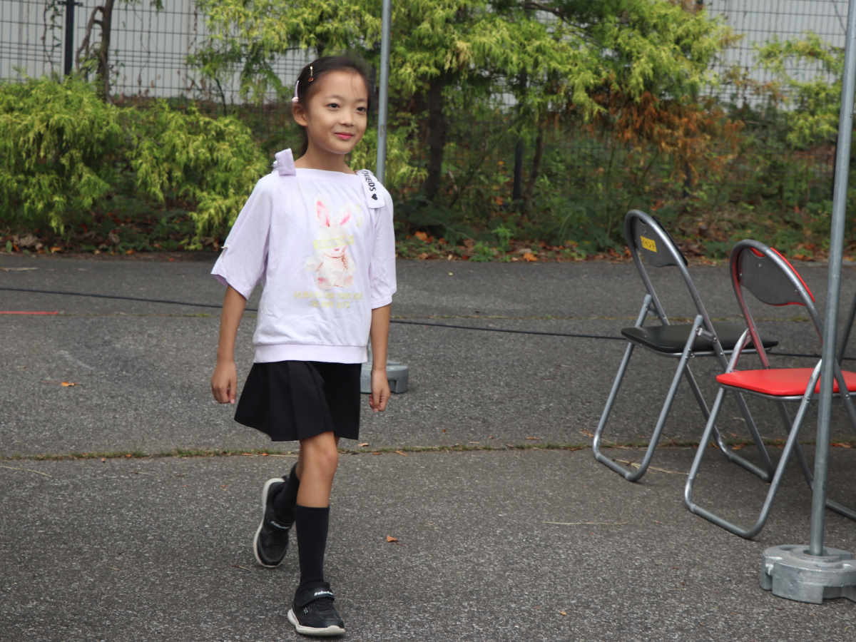 モデル歩きをする女の子