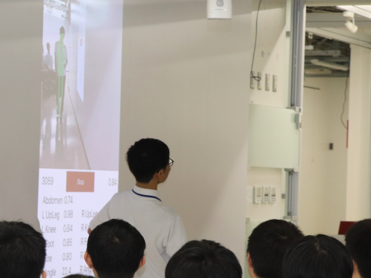 ファッションモデルのように歩く学生