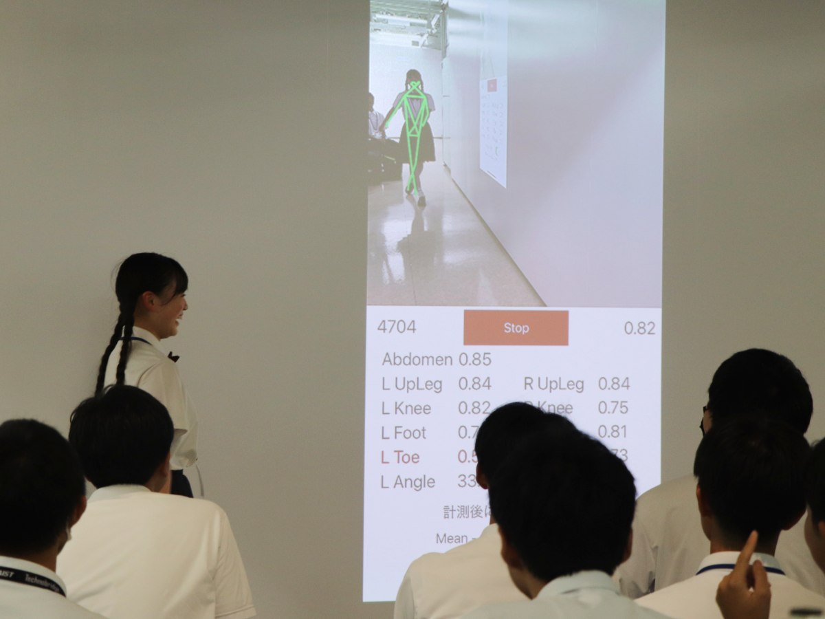 ファッションモデルのように歩く学生