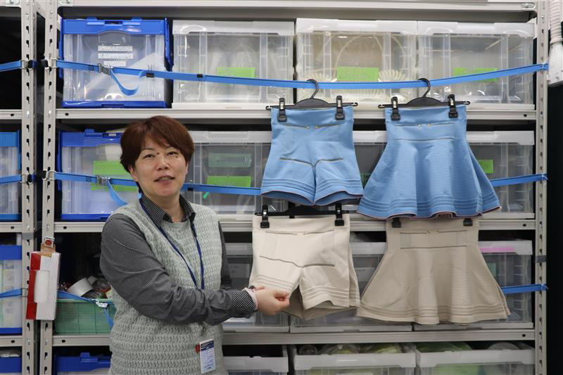 ニットセンサウェアを開発する泉小波主任研究員