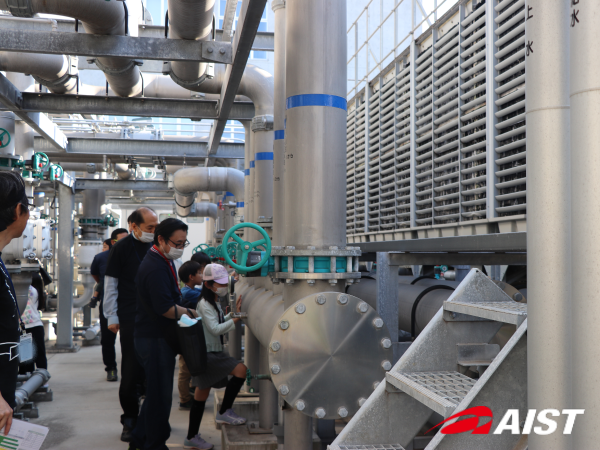 スパコンの水冷式冷却装置を見学