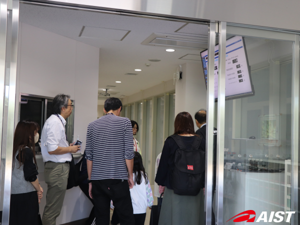 ABCIサーバー室を廊下のガラス越しに見学