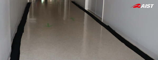 廊下に設置された黒い布のファブリックスピーカー