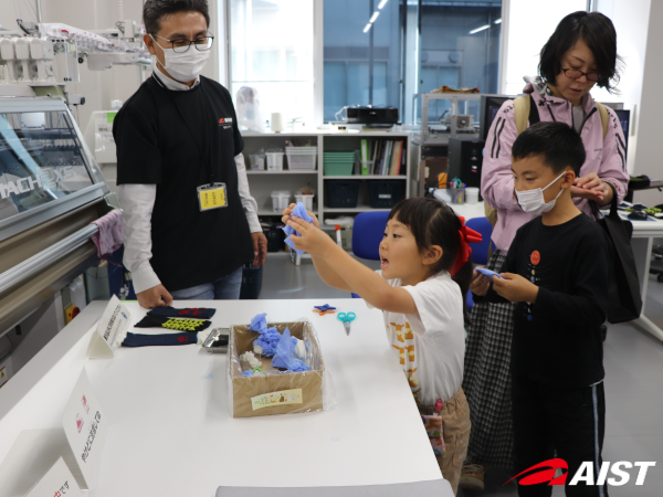 糸処理体験している参加者