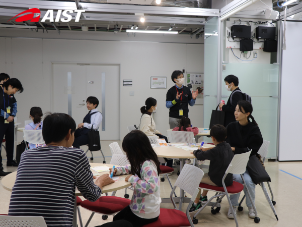 忍者の情報共有でイラストを描く子どもたち