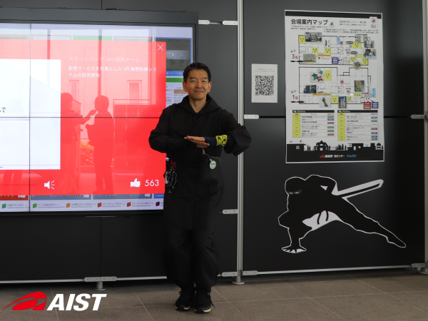 忍者装束でフロア案内をする蔵田副研究センター長