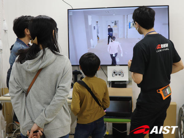 忍者アイ（タブレット）でバーチャル柏センターを体験中