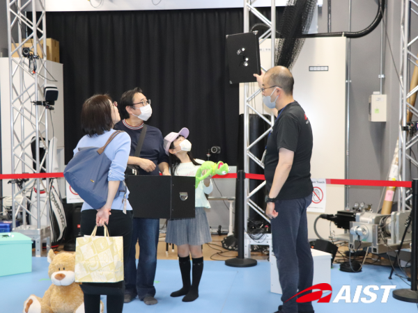 忍者は何人じゃで立体音響の説明をする村井さん