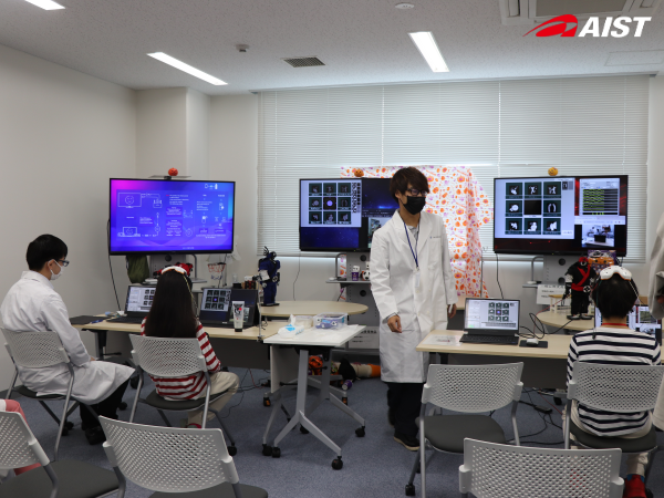 忍者ロボットを脳波で操作する様子