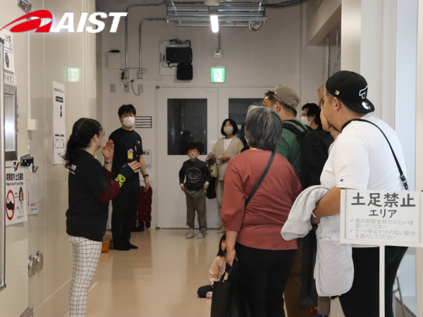 忍者修行で人工気候室の説明をする森さん