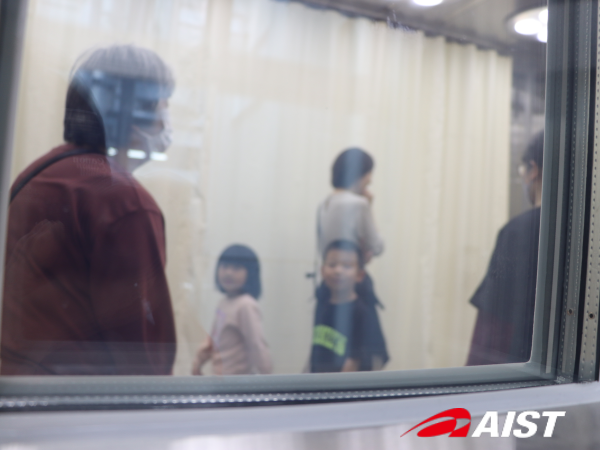 人工気候室で温度当てを体験する参加者