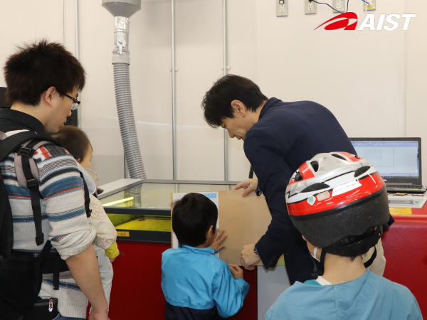 手裏剣工場でアクリル板の硬度を確認