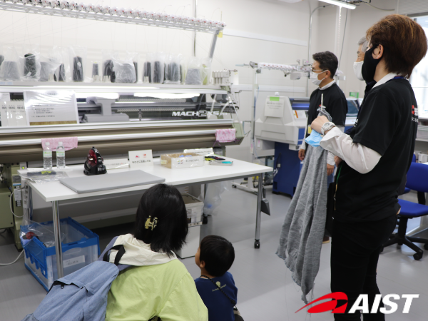無縫製編機を見学している様子