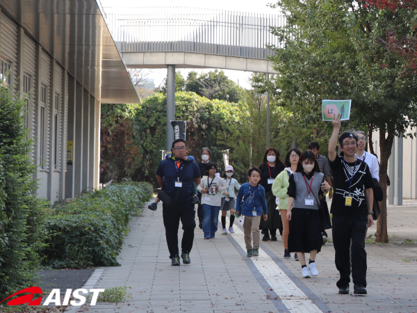 谷口所長がガイドを担当するツアーの様子