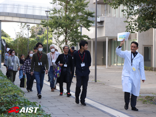 持丸研究センター長がガイドを務めるツアーの様子