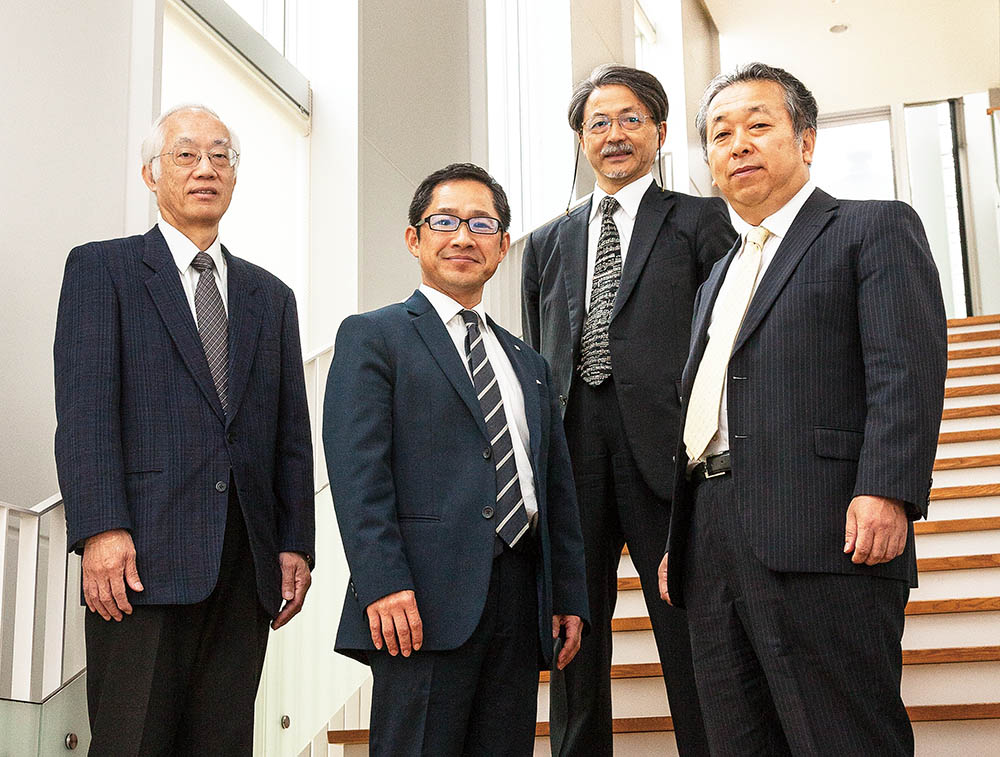 研究者4人の写真