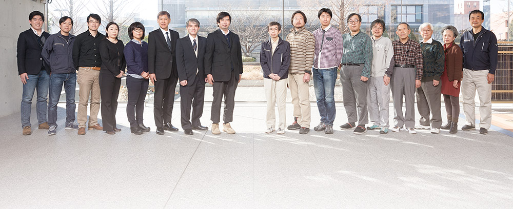 研究者たちの写真