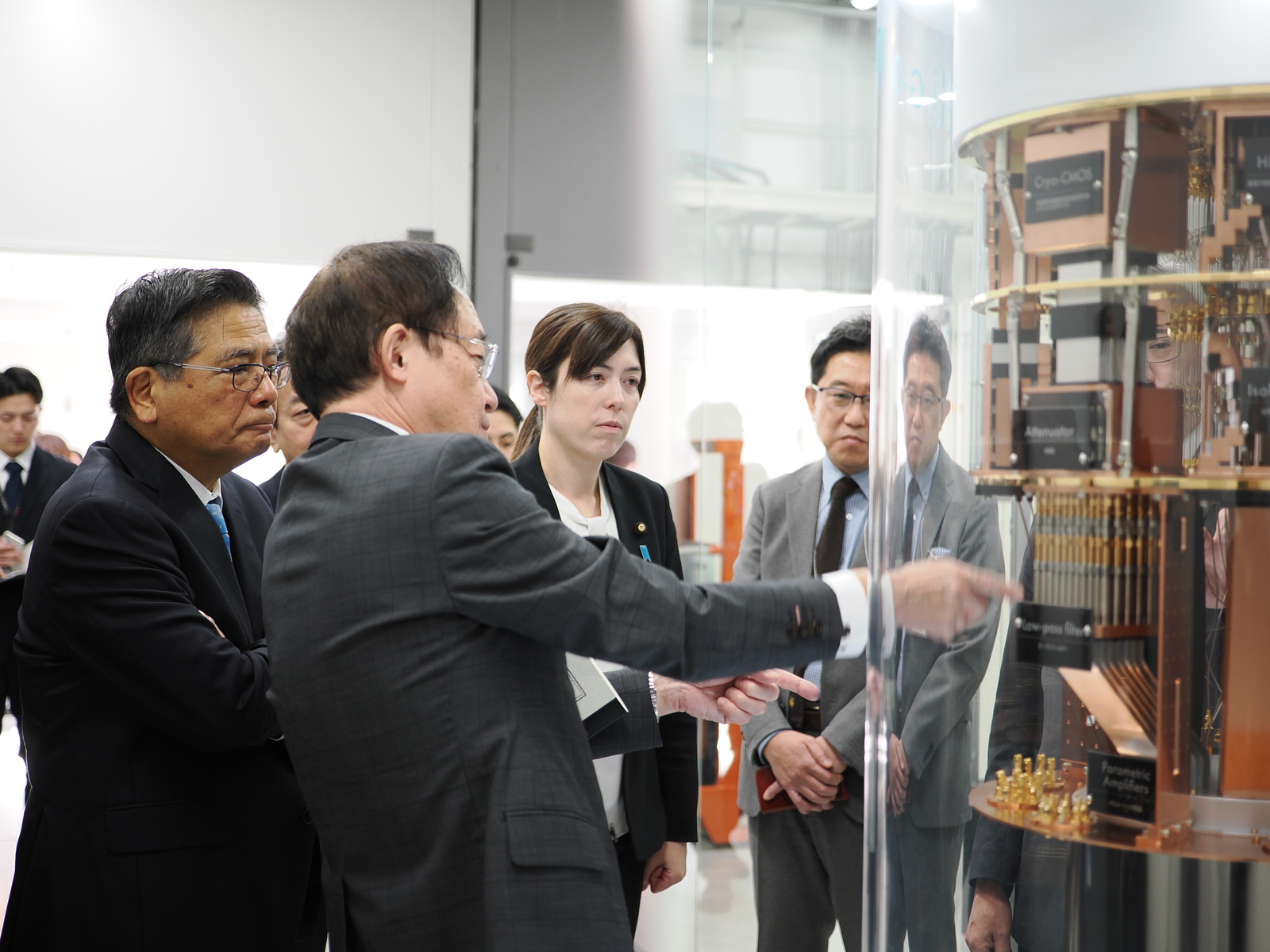 モックアップをご覧になる小野田大臣