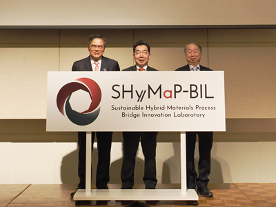 左から産総研 石村理事長、米沢市 近藤市長、山形大学 玉手学長の写真