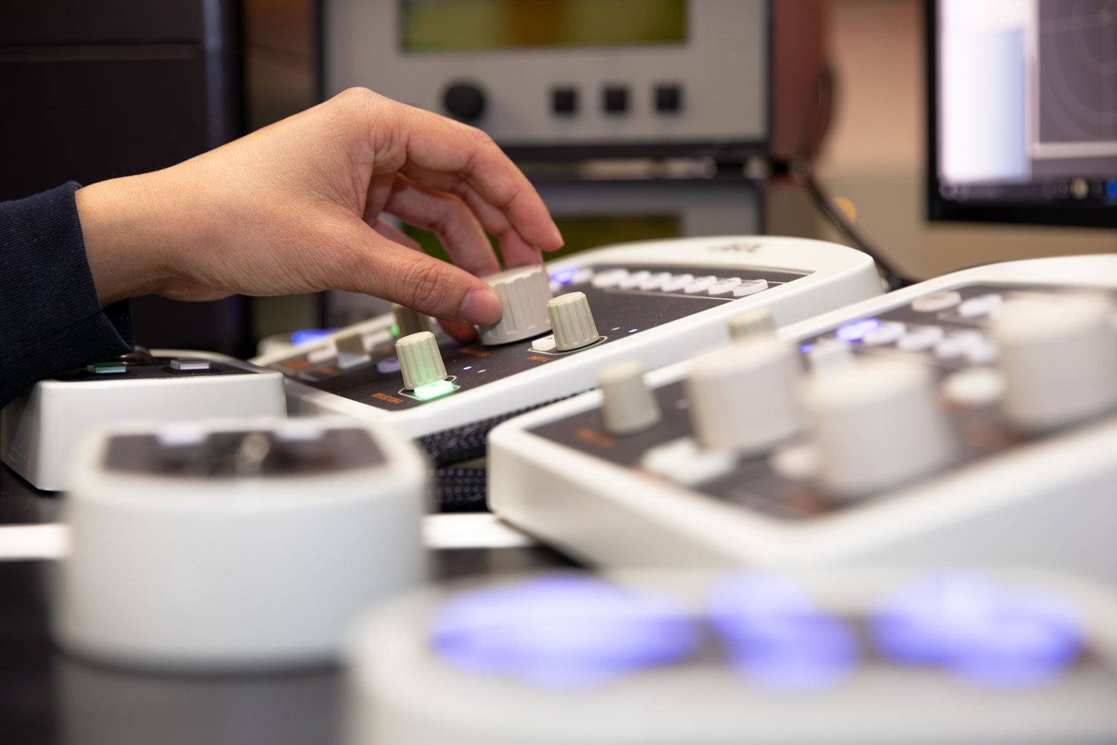 機械を操作する手の様子