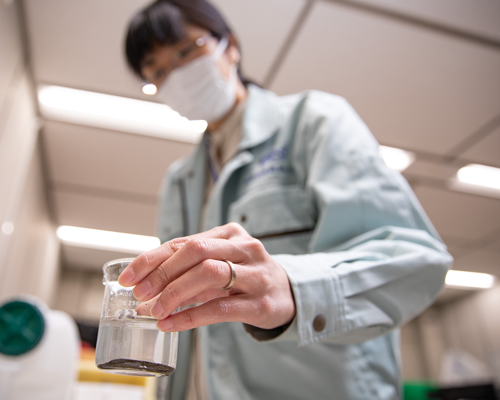 水を注がれた火山灰試料
