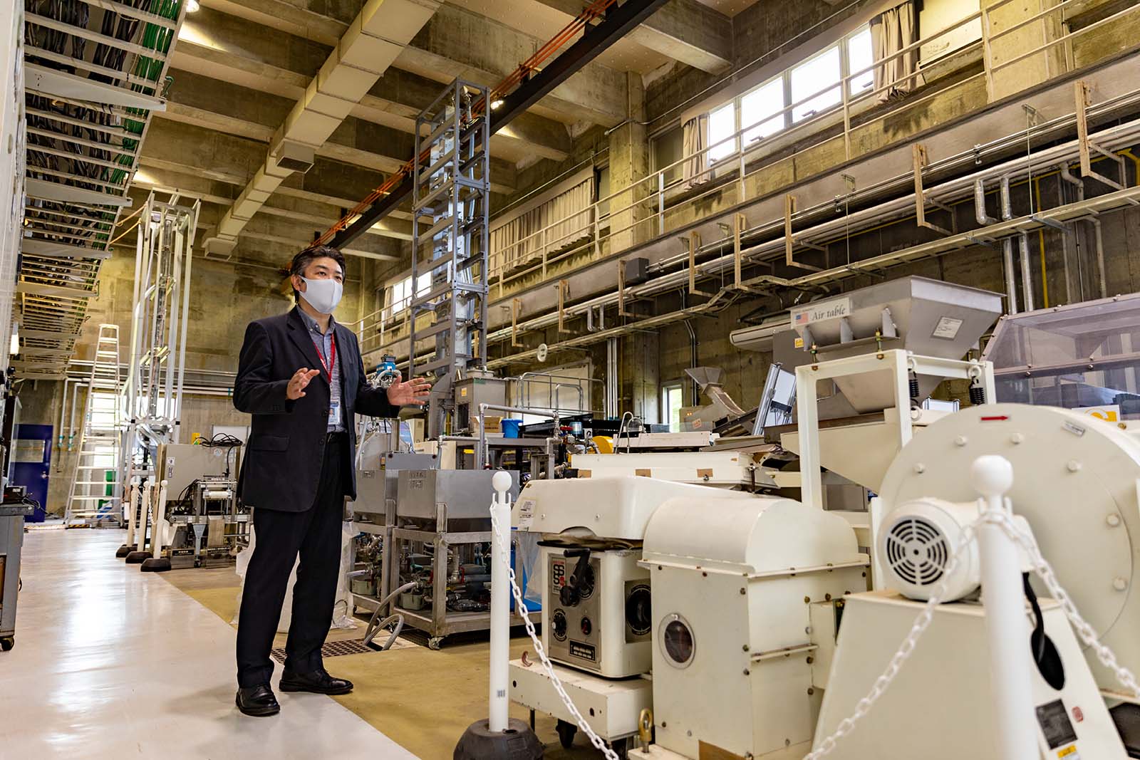 説明する研究者