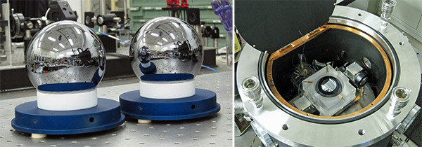 シリコン単結晶球体（左）とその中に含まれているシリコン原子を数えるレーザー干渉計（右）