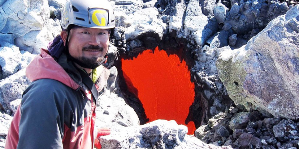 過酷な噴火後調査に立ち向かい、火山の現在過去未来を探る研究の写真