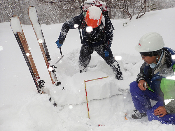 2018年草津白根噴火（1月）で雪の中で行われた調査の様子