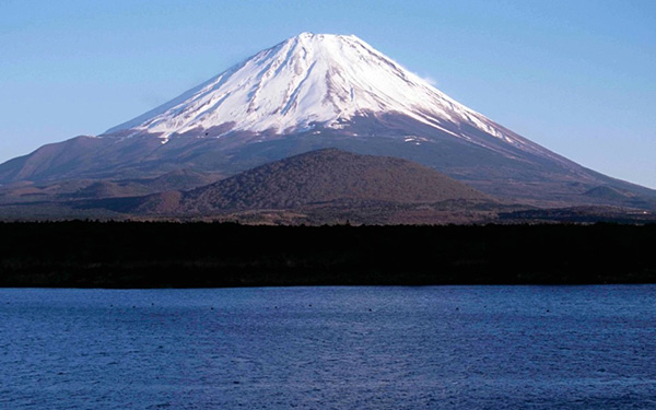 北西の精進湖から望む富士山