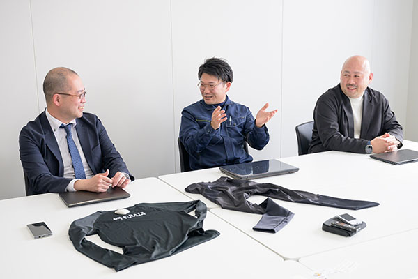 研究について話す3人の研究者