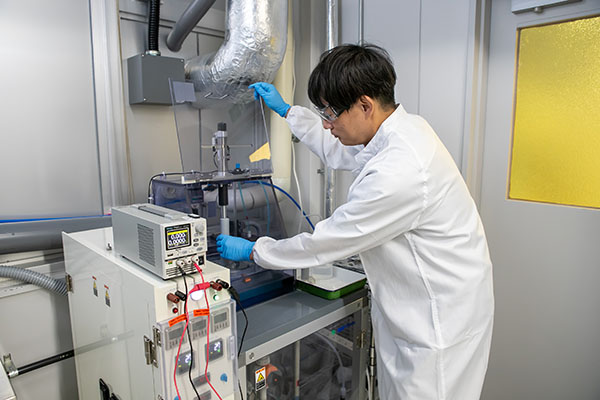 半導体めっき装置と岩﨑の写真