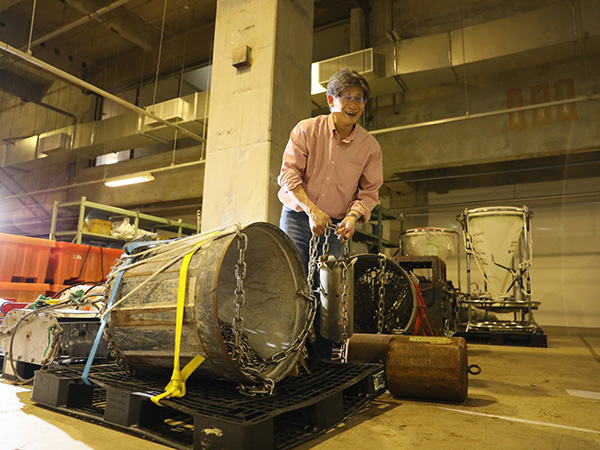 円形ドレッジと研究者の写真