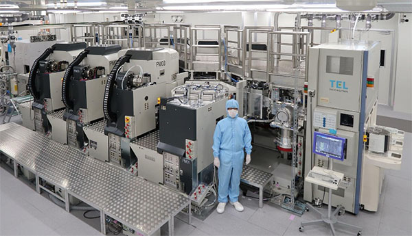 スパッタ装置が並んだ研究室の写真